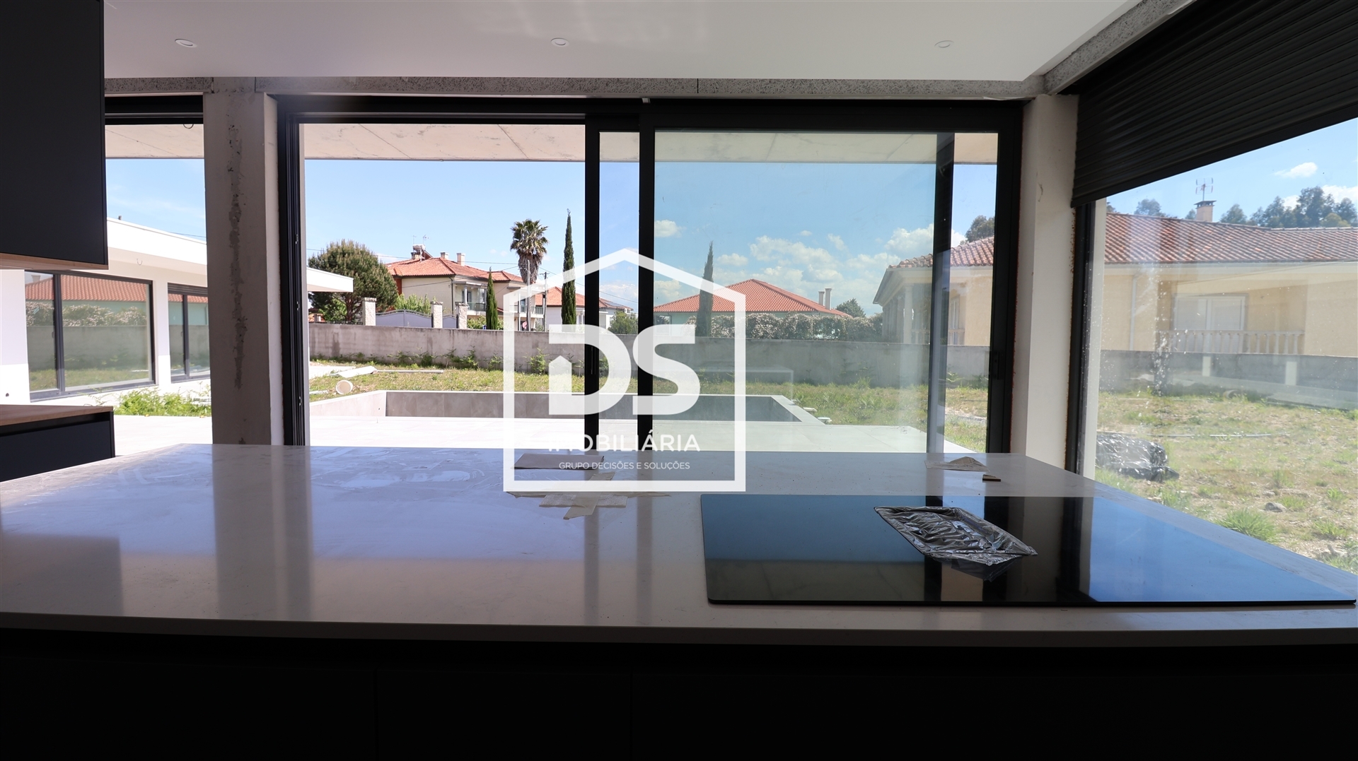 Moradia Térrea T4 com piscina e jardim
